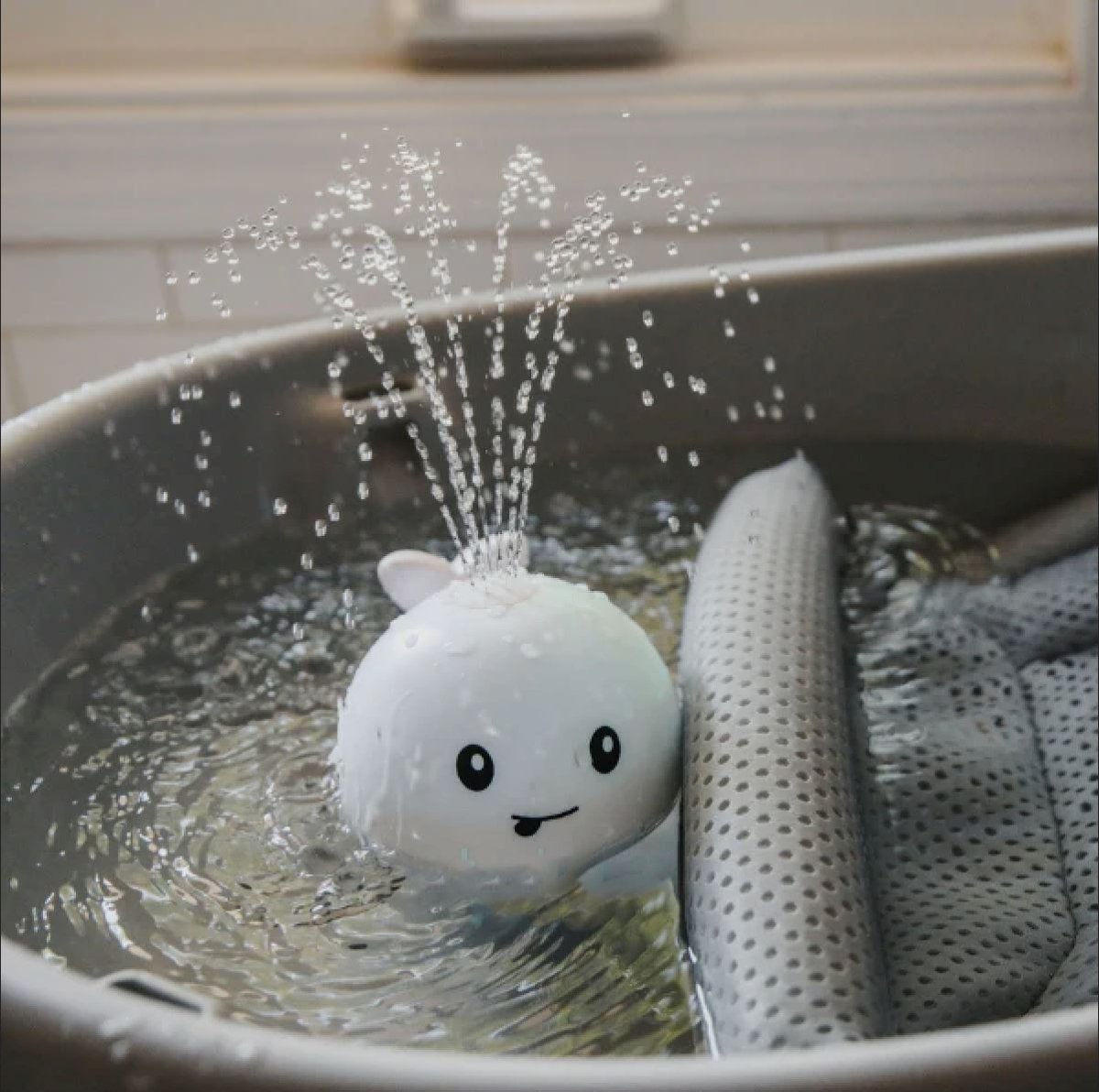 Light Whale Bath Toy - Baby Bubble Store